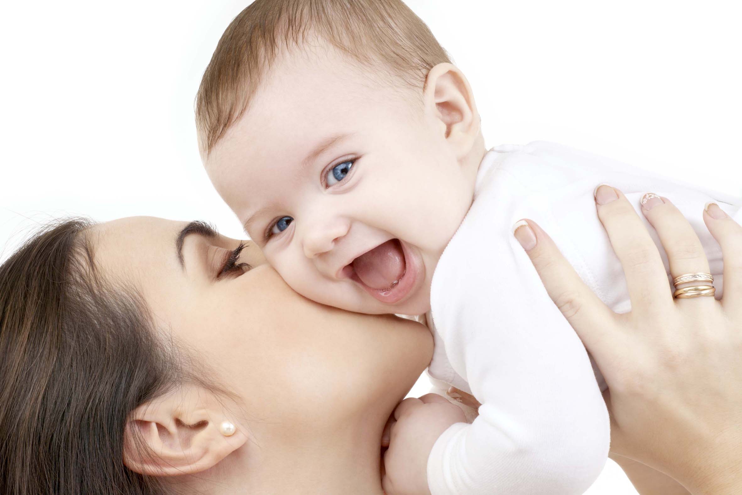 Bébé riant dans les bras de Maman