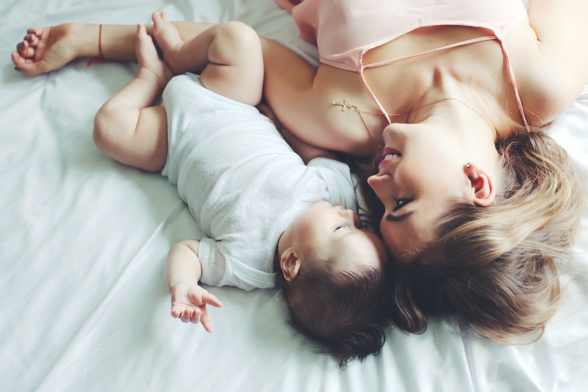 Bébé et Maman allongés dans un lit