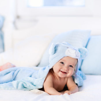 Bébé heureux avec costume